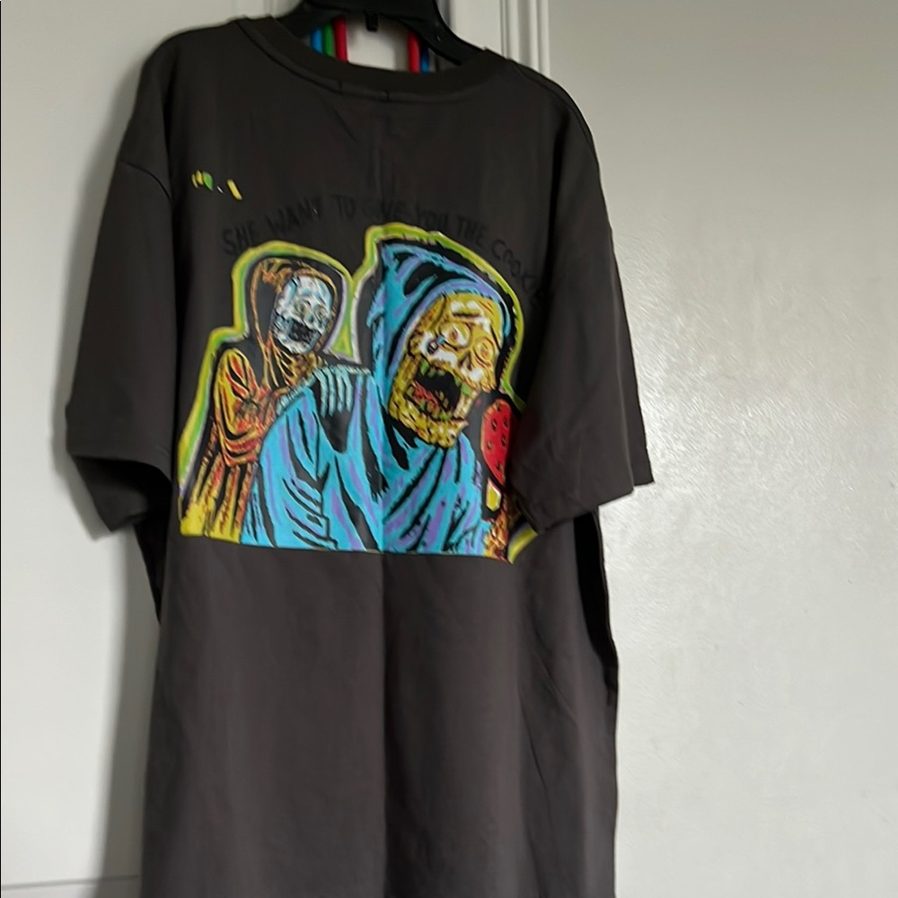 Gray Short Sleeve Tee with Artistic Graphic